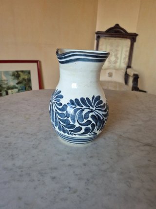 Jarra cerámica azul y blanca