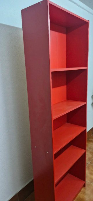 Estantería Roja de Madera