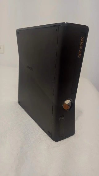 Xbox 360 Slim + Kinect + 2 controller