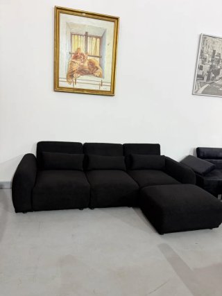 Sofá modular negro con otomana