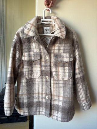 Chaqueta sobrecamisa Zara cuadros beige y marrón