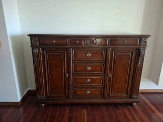 Cómoda de madera estilo clásico