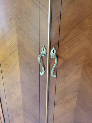 Armario de madera clásico