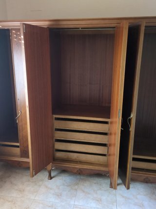 Armario de madera clásico