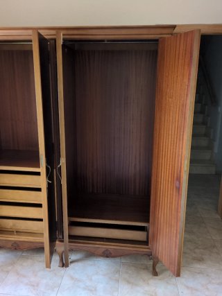 Armario de madera clásico