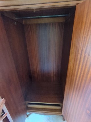 Armario de madera clásico
