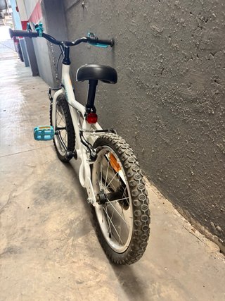 Bicicleta infantil Btwin con ruedines