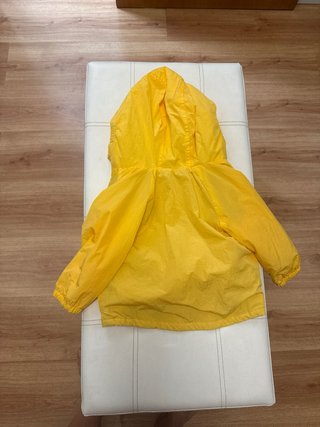 Chaqueta amarilla con capucha para niño