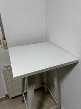 2 Taburetes Altos Rojos y Mesa Blanca