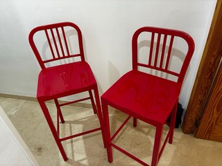 2 Taburetes Altos Rojos y Mesa Blanca