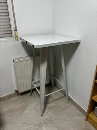 2 Taburetes Altos Rojos y Mesa Blanca