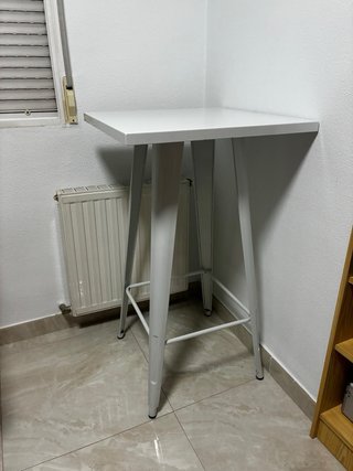 2 Taburetes Altos Rojos y Mesa Blanca
