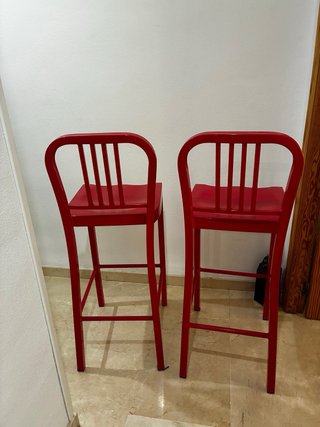 2 Taburetes Altos Rojos y Mesa Blanca