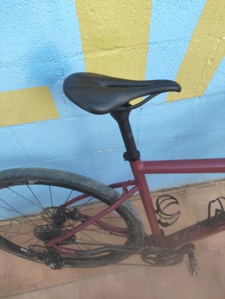 Bicicleta Gravel Color Burdeos