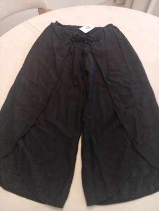 Pantalon midi fluido con aberturas laterales