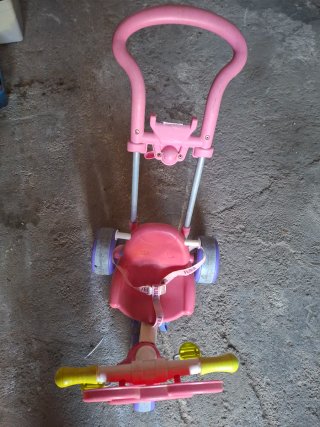 Triciclo infantil Feber rosa con empujador