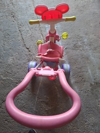 Triciclo infantil Feber rosa con empujador