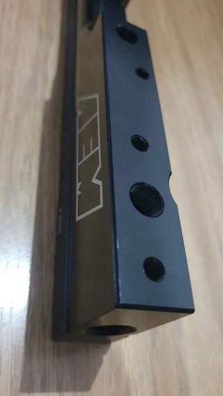 Riel de Combustible Aluminio AEM B-Series Negro