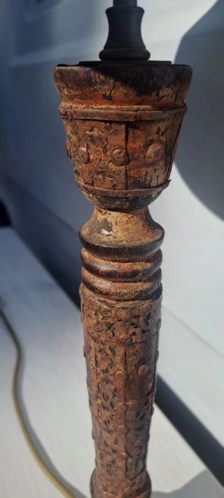 Lámpara de mesa rústica madera y metal