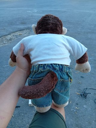 Peluche Mono con Ropa Rockera