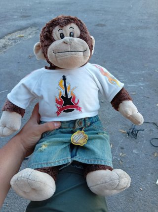Peluche Mono con Ropa Rockera