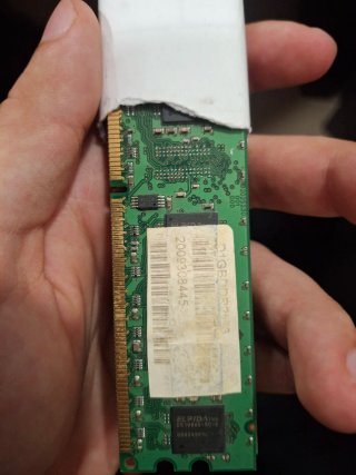4 módulos de memoria RAM Elpida – 1 GB cada uno