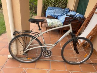 Bicicleta Decathlon gris con portaequipajes