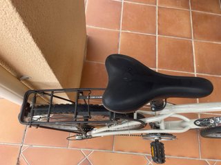 Bicicleta Decathlon gris con portaequipajes