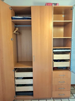 Armario de madera marrón, una puerta de cristal.