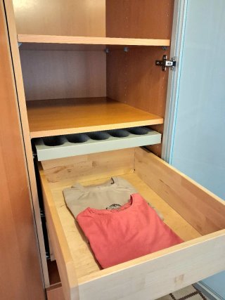 Armario de madera marrón, una puerta de cristal.