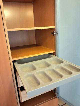 Armario de madera marrón, una puerta de cristal.
