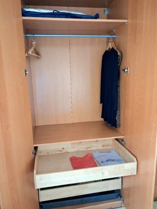 Armario de madera marrón, una puerta de cristal.