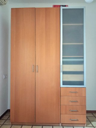 Armario de madera marrón, una puerta de cristal.