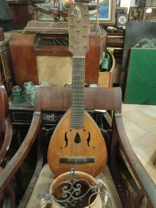 Laúd antiguo forma de gota