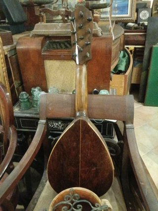 Laúd antiguo forma de gota