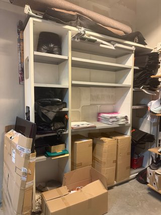 Mueble comercial ,con estanterías metálicas.