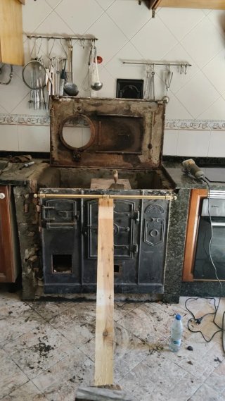 Se colocá y restaura cocina de leña y carbón