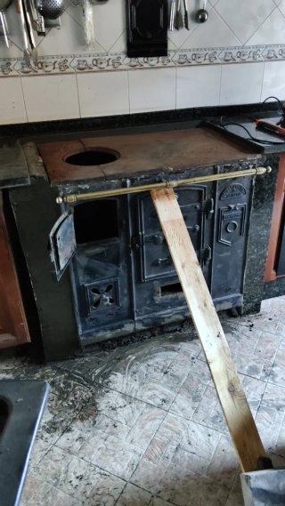 Se colocá y restaura cocina de leña y carbón