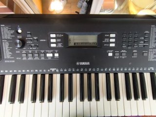 Teclado Yamaha YPT360 con soporte, bolsa y pedal