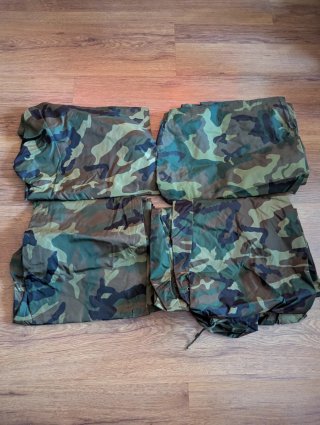 Ropa militar variada.