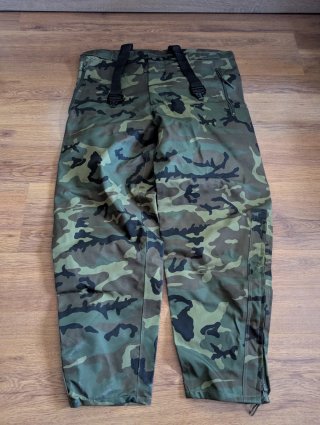 Ropa militar variada.