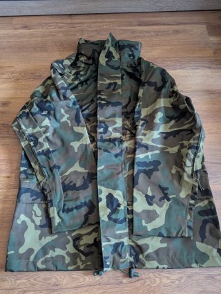 Ropa militar variada.