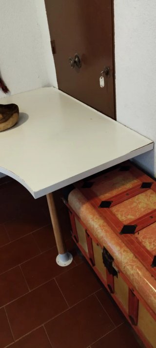 Mesa esquinera blanca y madera
