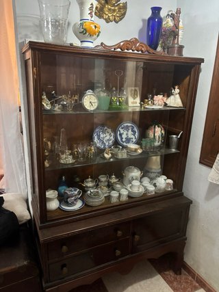 Vitrina clásica de madera - 250 €