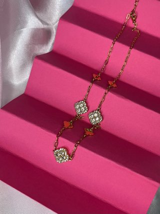Colar com trevo dourado em aço inoxidavel