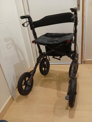 Andador 4 ruedas con asiento y bolsa