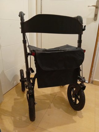 Andador 4 ruedas con asiento y bolsa