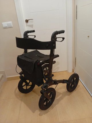 Andador 4 ruedas con asiento y bolsa