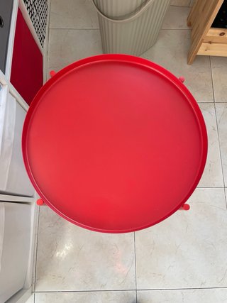 Mesa auxiliar redonda roja
