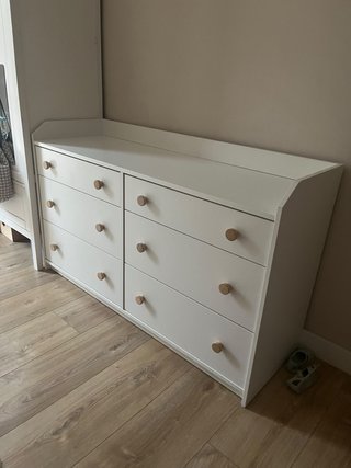 Cómoda blanca de madera